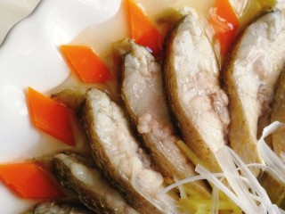 9、#咸味#黄花鱼版--孔雀开屏鱼,蒸好的鱼把多余的水分倒掉