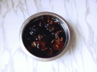 2、养生母鸡汤,放在容器里,加入冷水自然泡发(自然泡发的木耳口感特别好)