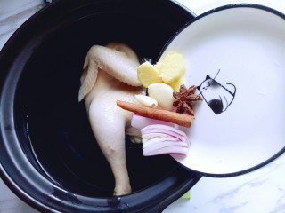 7、养生母鸡汤,再加入香料,盖上盖子大火烧开。