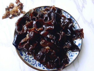 11、养生母鸡汤,依次去根完成后撕成小朵。