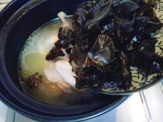 12、养生母鸡汤,将木耳,枸杞,红枣加入鸡汤中,大火烧开5分钟即可。