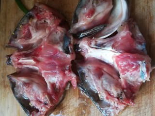 2、一学就会的,酸爽可口,驱寒暖胃的酸菜鱼头汤,下锅之前,再细细查看鱼鳃和鱼血等杂物是否都去除干净,不然影响口感和卖相。