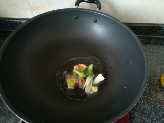 3、一学就会的,酸爽可口,驱寒暖胃的酸菜鱼头汤,下蒜白煸炒。