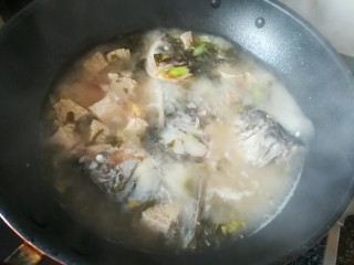 6、一学就会的,酸爽可口,驱寒暖胃的酸菜鱼头汤,对比上下图,汤汁变白了,是不是?