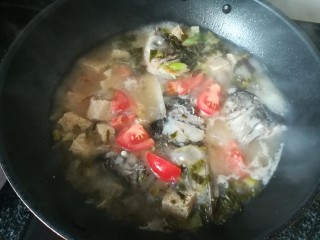 7、一学就会的,酸爽可口,驱寒暖胃的酸菜鱼头汤,加入西红柿