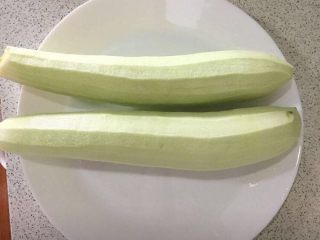 1、家庭少油版 鱼香茄子,茄子去皮