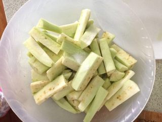 2、家庭少油版 鱼香茄子,放少量盐抓匀，腌制10分钟（盐不要放太多，会咸的）