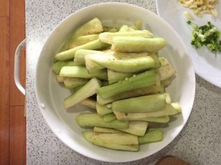 3、家庭少油版 鱼香茄子,茄子挤去部分水份，不要挤太干稍挤即可