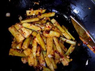 7、家庭少油版 鱼香茄子,放入茄子翻炒