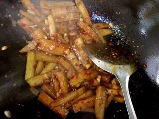 8、家庭少油版 鱼香茄子,不停的翻炒，少量多次加水，炒至茄子软趴