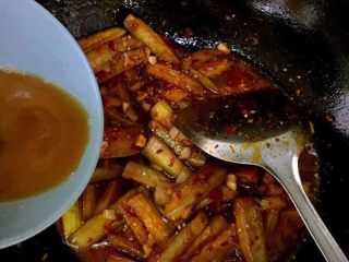 9、家庭少油版 鱼香茄子,搅匀碗汁，倒入锅中翻炒