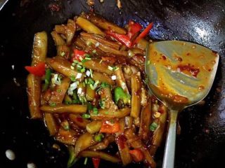 11、家庭少油版 鱼香茄子,汁收干，放小葱关火拌匀即可