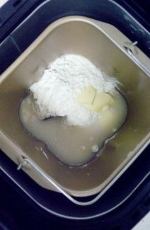 1、【胡萝卜咸面包】,将除去胡萝卜以外的全部材料放入面包机，和成能拉出薄膜的面团。