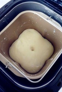 2、【胡萝卜咸面包】,然后让面团发酵至原来的两倍大，大约两个小时左右。