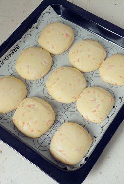 11、【胡萝卜咸面包】,将发酵好的面包坯取出。