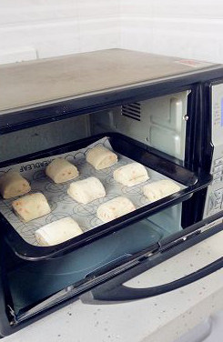 10、【胡萝卜咸面包】,放入低温40度的烤箱中做第二次发酵，我用了2个小时左右。