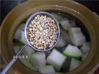 9、祛湿消肿瘦身的冬瓜薏仁汤,薏仁洗净捞起，倒入瓦煲内