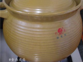 11、祛湿消肿瘦身的冬瓜薏仁汤,遮上锅盖，大火煲开后调成中火煲120分钟左右