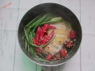 7、吮指鸡腿,加入开水，水量淹没鸡腿即可