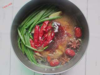 9、吮指鸡腿,少许胡椒粉、鸡粉搅拌均匀