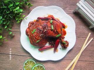 13、吮指鸡腿,颜色黑乎乎的不貌美，但酱香特别诱人。大锅煮的久，筷子一下去肉就脱骨了