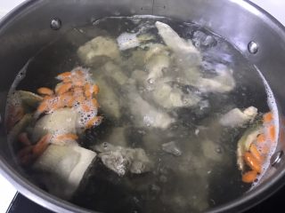 5、#绿色美食#萝卜鸡汤,继续大火烧开。烧开后转小火慢炖。