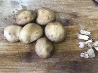 6、#绿色美食#萝卜鸡汤,香菇去根