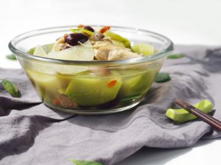 13、#绿色美食#萝卜鸡汤,鸡汤是很清澈的，萝卜有点甜，汤也有点甜，鸡如果不是很老不能炖太久，1个半小时即可。