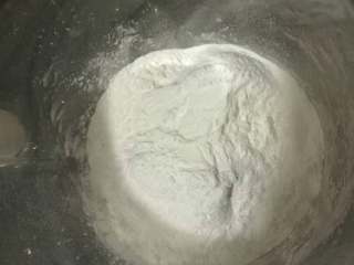 1、糯米糍,放入糯米粉和淀粉。