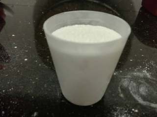 2、糯米糍,放入椰子粉，我用的`春光`牌的。