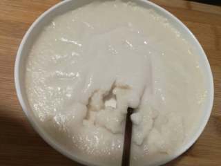 3、糯米糍,加水，用工具将其充分拌匀，上锅蒸。蒸至上下颜色一致，就熟了。