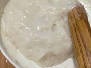 4、糯米糍,趁热用工具捣之，感觉很有弹性就好了。