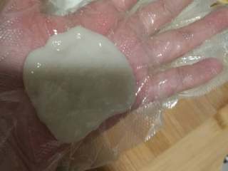 6、糯米糍,带手套操作，在手套上抹上熟油，开包豆沙。不带手套，后果很严重????