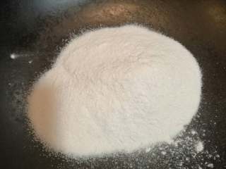 8、糯米糍,包好后滚上熟芝麻或者滚上炒熟的糯米粉。