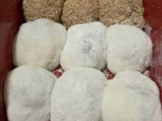 10、糯米糍,趁热吃吧！放一晚上芝麻会返潮。所以还是滚糯米粉的做多一点吧(っ˘ڡ˘ς)我是不是很聪明☜(ﾟヮﾟ☜)