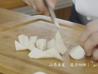 1、夏季养生菜——山药烩酥肉,将山药去皮，用滚刀（滚刀是中国烹饪中的一种常用刀法,常用于块茎类中的圆柱形原料）将山药切成块状