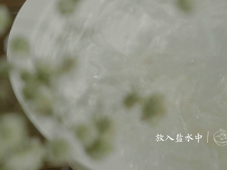 2、夏季养生菜——山药烩酥肉,将切好的山药，放入盐水中浸泡