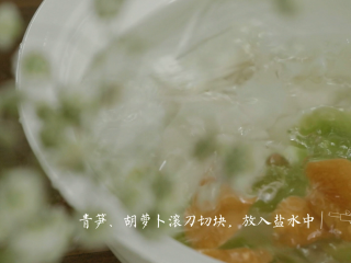 3、夏季养生菜——山药烩酥肉,将青笋和胡萝卜用同样的刀法，切成块状，放进盐水中浸泡