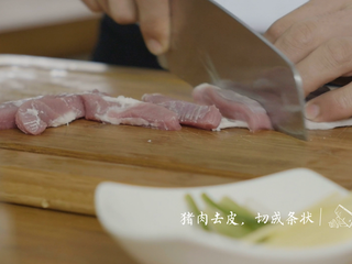 4、夏季养生菜——山药烩酥肉,将猪肉去皮，把肉切成条状