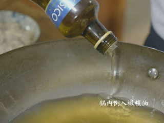 6、夏季养生菜——山药烩酥肉,锅内倒入橄榄油