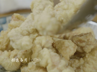 8、夏季养生菜——山药烩酥肉,将五备用花肉捞出