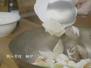 10、夏季养生菜——山药烩酥肉,倒入山药、青笋、胡萝卜等食材至锅中进行翻炒