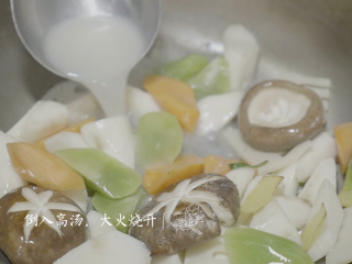 11、夏季养生菜——山药烩酥肉,倒入事先准备好的高汤，大火烧开