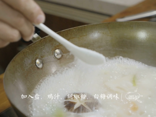 12、夏季养生菜——山药烩酥肉,加入盐、胡椒粉、白糖调味