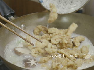 13、夏季养生菜——山药烩酥肉,放入酥肉，调匀