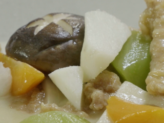 14、夏季养生菜——山药烩酥肉,烹饪完成，摆盘装饰