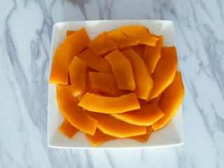 4、南瓜发糕,放入锅中蒸熟，压成南瓜泥备用