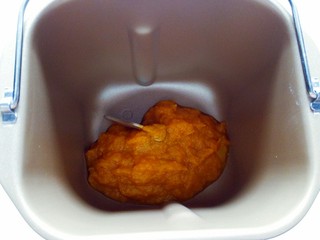 6、南瓜发糕,将南瓜泥倒入面包机中