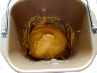 9、南瓜发糕,启动面包机揉面10分钟，没有面包机就用刮刀充分搅拌均匀至无干粉