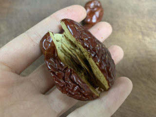 4、苹果银耳红枣汤,红枣从中间划开